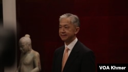 លោក Wang Wenbin ឯកអគ្គរដ្ឋទូតចិនប្រចាំកម្ពុជា ធ្វើដំណើរមកដល់ព្រលានយន្តហោះអន្តរជាតិភ្នំពេញ នាថ្ងៃទី៥ ខែកក្កដា ឆ្នាំ២០២៤។ (ស៊ឹម ចាន់សំំណាង/វីអូអេ)