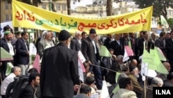 آرشیو - تجمع کارگران برای پیگیری مطالبات صنفی‌شان.