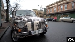 Fića ispred Kafea Bubamara (Foto: VOA)