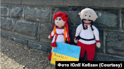 Ляльки в українському вбранні біля Капітолію із закликом до виборців телефонувати представникам Конгресу