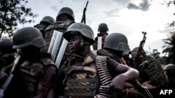 Des soldats de l'armée américaine avec des armes àOicha, territoire de Beni, Nord-Kivu, 7 octobre 2018.
