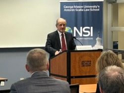 2024年4月11日，美国国会参议院外交委员会资深成员吉姆·里施（Jim Risch）在美国国家安全研究所（NSI）举办的讨论会上谈论中共在西半球的威胁和复兴“门罗主义”的重要性。（美国之音记者薛小山拍摄）