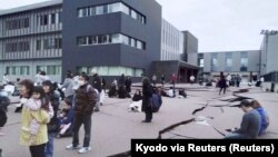 ប្រជាពលរដ្ឋ​ប្រមូលផ្តុំគ្នា​នៅ​ខាង​ក្រៅ​អគារ​បន្ទាប់​ពី​មាន​គ្រោះ​រំញ្ជួយដី​ដ៏​ខ្លាំងក្លា​មួយ នៅ​ខេត្ត Ishikawa ប្រទេសជប៉ុន កាលពីថ្ងៃទី១ ខែមករា ឆ្នាំ២០២៤។ (Kyodo via REUTERS)