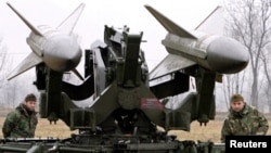 Продажбата ќе бара привремено патување во Европа на околу пет вработени во американската влада и 15 претставници на изведувачи за поддршка на обуката и одржувањето, објави Ројтерс