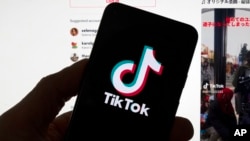 Logo TikTok terlihat di layar sebuah ponsel, 18 Maret 2023. Jutaan video kehilangan musik latarnya pada Kamis (1/2) di TikTok, menyusul perselisihan kontrak aplikasi itu dengan Universal Music Group (UMG). (Foto: AP)