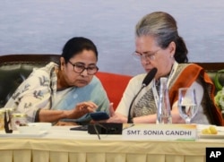 West Bengal Chief Minister Mamata Banerjee and Congress party leader Sonia Gandhi at a political meeting in Bengaluru, India, July 18, 2023.