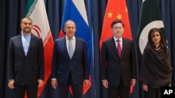 From left: Iranian Foreign Minister Hossein Amir-Abdollahian, Russian Foreign Minister Sergey Lavrov, Chinese Foreign Minister Qin Gang and Pakistani Minister of State for Foreign Affairs Hina Rabbani Khar in Samarkand, Uzbekistan, April 13, 2023.(Russian MFA via AP)