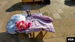 特拉维夫国家剧院哈比玛广场上的两百多张床，表达人们对人质的牵挂 - 这是其中的一张儿童床（美国之音/唐丹鸿）