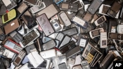 Komponen telepon seluler lama menjadi limbah elektronik yang berbahaya bagi lingkungan dan kesehatan (foto: ilustrasi). 