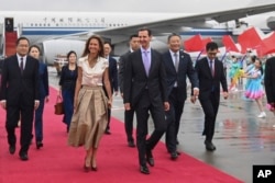 資料照：敘利亞總統阿薩德和夫人搭乘中國國際航空公司的飛機抵達中國杭州參觀訪問。 （2023年9月1日）