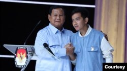 Prabowo Subianto dan Gibran Rakabuming saat debat terakhir di Jakarta, Minggu malam (4/2). (Courtesy: TKN Prabowo-Gibran)
