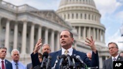 El representante republicano Bob Good y miembros del Freedom Caucus de la Cámara de Representantes en un acto en el exterior del Capitolio en Washington, DC, el 12 de septiembre de 2023..