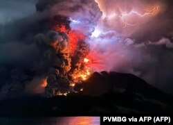 Gunung Ruang memuntahkan lahar panas dan asap terlihat dari Sitaro, Sulawesi Utara. (Foto: PVMBG via AFP)