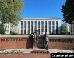 Christina Mega Putri Komar bersama suami dan kedua anak di depan kampus Northeastern University (foto: courtesy).