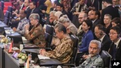 澳大利亚外交部长黄英贤和中国最高外交主管王毅等官员参加在印尼雅加达举行的东亚峰会外长会议。(2023年7月14日)