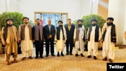 د افغانستان دپاره د پاکستان خصوصي استازي اصف دراني او د طالبانو ترجمان ذبیح الله مجاهد په مشرۍ کې د دواړو خواو پلاو په دوحه کې ملاقات وکړو 