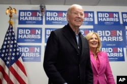 Predsjednik Joe Biden čeka da se obrati, dok stoji pored prve dame Jill Biden u svom izbornim štabu u Wilmingtonu, u Delawareu, 3. februara 2024.