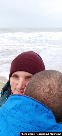 Олена пригадує, як важко їй було знову відпускати чоловіка після відпустки, адже тоді в неї виникла ілюзія, ніби все, як раніше, до війни