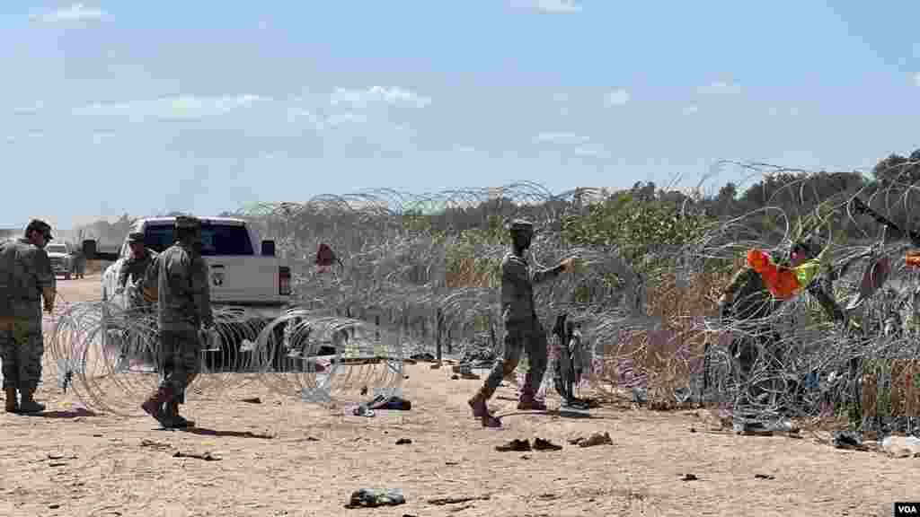Este lunes, la VOA fue testigo de que la Guardia Nacional removió parte del alambre de púas que había sido usado por los migrantes para cruzar y comenzaron a reemplazarlo con uno nuevo.