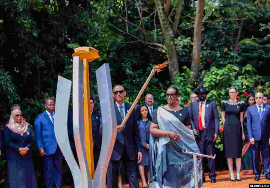 President Paul Kagame na mkewe Jeanette Kagame wakiwasha mwenge wa kumbukumbu ya siku 100 za mauaji ya kimbari Kigali.