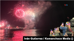 Miles de chilenos presencian los fuegos artificiales de Viña del Mar y Valparaíso el 1 de enero de 2024. 