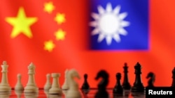国际象棋的棋子与台湾与中国旗帜图示