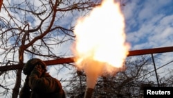 Фото: українські нацгвардійці проводять постріл під Авдіївкою, 8 листопада 2023 року