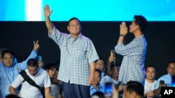 បេក្ខជនប្រធានាធិបតីឥណ្ឌូណេស៊ីលោក Prabowo Subianto (ឆ្វេង) និងកូនប្រុសរបស់លោកប្រធានាធិបតី Joko Widodo ឈ្មោះ Gibran Rakabuming Raka ជួបជុំជាមួយក្រុមអ្នកគាំទ្រ​នៅរដ្ឋធានីហ្សាការតា ប្រទេសឥណ្ឌូណេស៊ី កាលពីថ្ងៃទី១៤ ខែកុម្ភៈ ឆ្នាំ២០២៤។ 