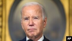 El presidente Joe Biden habla en la Sala de Recepciones Diplomáticas de la Casa Blanca, el 8 de febrero de 2024, en Washington.