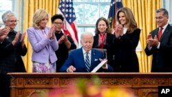 Presiden AS Joe Biden menandatangani memorandum yang akan mendirikan inisiatif pertama terkait penelitian kesehatan perempuan di Gedung Putih, Washington, pada 13 November 2023. (Foto: AP/Andrew Harnik)