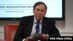 Генерал армії США у відставці Девід Петреус виступає з промовою в Національному центрі лідерства Черчилля у Вашингтоні, округ Колумбія, під час презентації своєї нової книги, 27 жовтня 2023 року. Скриншот з відео Голосу Америки