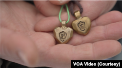 Військовослужбовець Збройних сил України В'ячеслав Перепелиця виготовив і передав дружині та доньці прикраси 