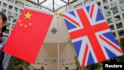 资料照：北京中国银行总行举行中英高层金融服务圆桌会期间摆放的英中国旗。（2016年7月22日）