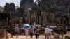 Khách du lịch tham quan đền Bayon tại quần thể đền Angkor Wat ở tỉnh Siem Reap, Campuchia. Đài Loan đang cân nhắc cảnh báo công dân về những rủi ro khi đi du lịch đến các quốc gia có quan hệ chặt chẽ với Trung Quốc như Lào và Campuchia.
