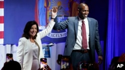 Gubernur New York Kathy Hochul berdiri bersama Letnan gubernur Antonio Delgado dalam sebuah acara pemilu di New York pada 28 Juni 2022. (Foto: AP/Mary Altaffer)