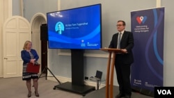 英国保安国务大臣董勤达英国时间1月30日晚在伦敦出席“欢迎香港人委员会”的活动时发言 （美国之音/郑乐捷）