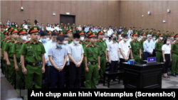 Các bị cáo trong vụ chuyến bay giải cứu đang nghe Tòa tuyên án hôm 28/7