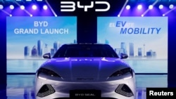 印度尼西亚雅加达的一家比亚迪汽车专卖店展示的比亚迪电动汽车。（2024年1月18日）