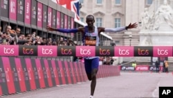 Pelari Kenya, Kelvin Kiptum, mencapai garis finis dan memenangi nomor putra di Maraton London, di London, Minggu, 23 April 2023. (Foto: Alberto Pezzali/AP Photo)