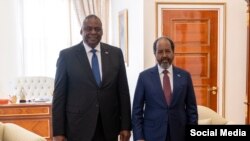Menteri Pertahanan Amerika Serikat (AS) Llyod Austin dan Presiden Somalia Hassan Sheikh Mohamud berfoto bersama saat pertemuan di Kota Djibouti, Minggu, 24 September 2023. (@SecDef)

