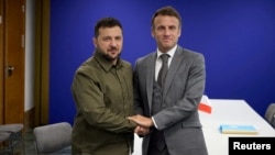 FILE - Ukraine&#39;s President Volodymyr Zelenskyy and French President Emmanuel Macron pose for a picture during a meeting on the sidelines of the European Political Community Summit in Granada, Spain Oct. 5, 2023.