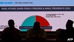 Pejabat Komisi Pemilihan Umum (KPU) melakukan rekapitulasi nasional hasil pemilu di kantor KPU di Jakarta, 15 Februari 2924, sehari setelah pemilihan presiden dan legislatif. (BAY ISMOYO / AFP)