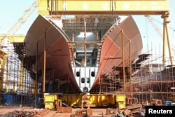 资料照：中国山东威海的黄海造船厂工人在做工。（2018年11月6日）