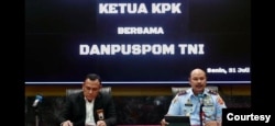 Danpuspom TNI Marsda Agung Handoko dan Ketua KPK Firli Bahuri dalam konferensi pers soal penetapan dua anggota TNI sebagai tersangka korupsi di Basarnas, Senin (31/7). (Courtesy: Mabes TNI)