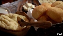 Kačamak i uštipci (Foto: VOA)