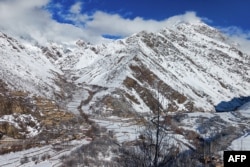 Desa Keraman di distrik Dara, provinsi Panjshir berselimut salju, 19 Februari 2024. Tanah longsor yang dipicu oleh hujan salju lebat dilaporkan telah menewaskan 25 orang dan melukai delapan lainnya di provinsi Nuristan, Afghanistan timur. (AFP)