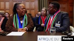 FILE - Menteri Luar Negeri Afrika Selatan Naledi Pandor (kiri) dan Duta Besar Afrika Selatan untuk Belanda Vusimuzi Madonsela di Mahkamah Internasional (ICJ), Den Haag, Belanda, 26 Januari 2024. (REUTERS/Piroschka van de Wouw)