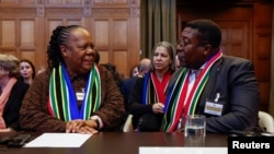 Menlu Afrika Selatan Naledi Pandor (kiri) dan Duta Besar Afrika Selatan untuk Belanda Vusimuzi Madonsela berbicara di Mahkamah Internasional PBB (ICJ) di Den Haag, Belanda. 