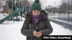 Олена показує виготовлені чоловіком прикраси у формі сердечок, які він передав їй із донькою у США