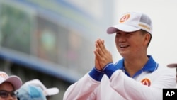 លោក ហ៊ុន ម៉ា​ណែតកូន​ប្រុស​ច្បង​របស់​លោក​នាយក​រដ្ឋមន្រ្តី ហ៊ុន សែន​ ស្វាគមន៍​អ្នក​គាំទ្រ​មុន​នឹង​បញ្ចប់​ការ​ឃោសនា​បោះឆ្នោត​របស់​គណបក្ស​ប្រជាជន​ក្នុង​រាជធានីភ្នំពេញ ប្រទេស​កម្ពុជាកាលពីថ្ងៃទី​២១ កក្កដា ឆ្នាំ២០២៣។